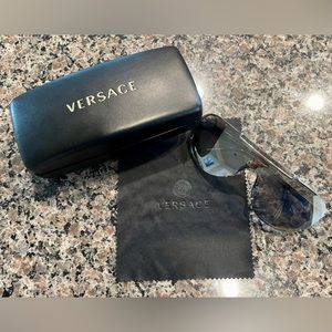 VERSACE Sunglasses 
VE2140